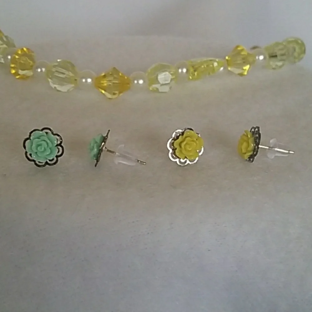 Girls 2 pair of floral green & yellow stud earrings